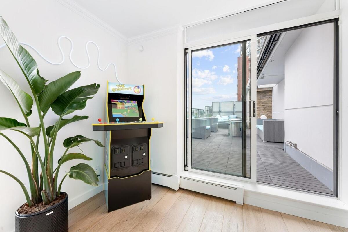 The Vancouver Penthouse, 2-Level, Patios, Hot Tub Apartment Exterior photo