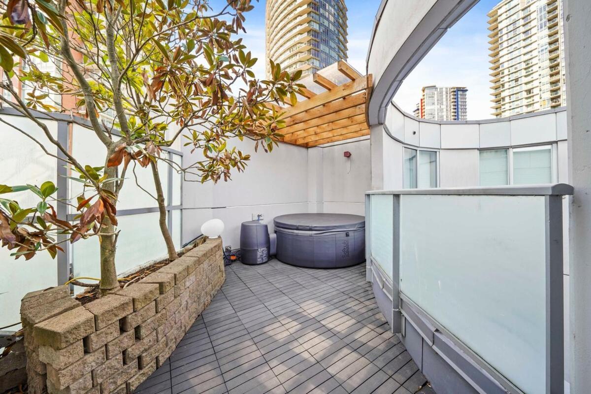 The Vancouver Penthouse, 2-Level, Patios, Hot Tub Apartment Exterior photo