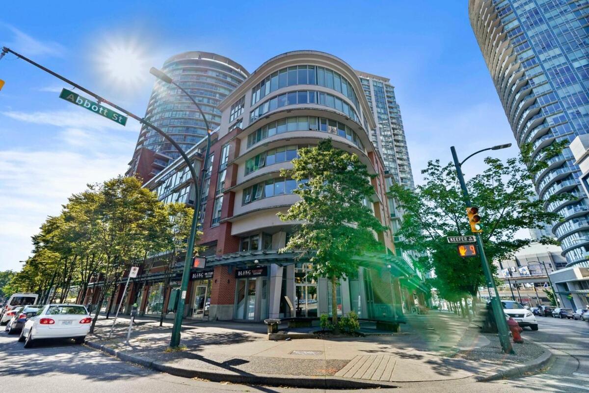 The Vancouver Penthouse, 2-Level, Patios, Hot Tub Apartment Exterior photo