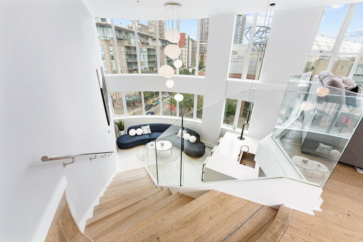 The Vancouver Penthouse, 2-Level, Patios, Hot Tub Apartment Exterior photo